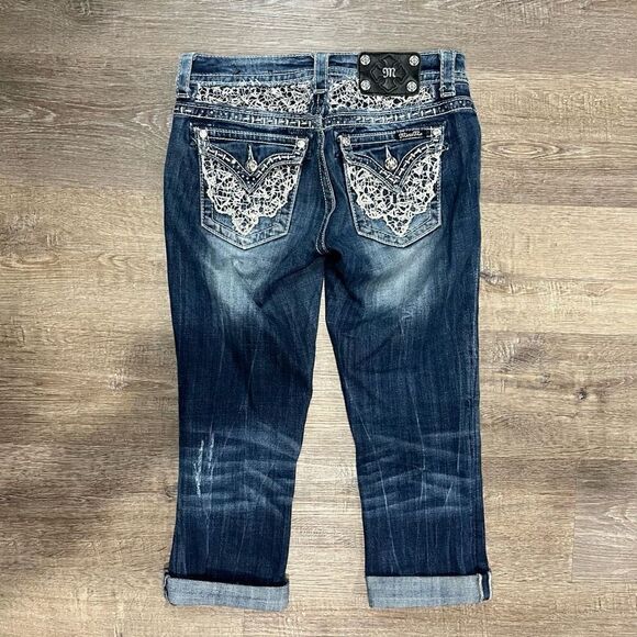 Miss Me Easy Capri Dark Wash Flap Pockets Embellished Size 26 - Picture 2 of 6